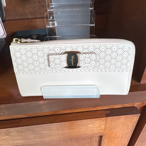Salvatore Ferragamo pink leather wallet - Picture 1 of 7